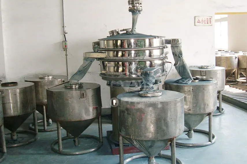 振蕩篩主要特點(diǎn)：換網(wǎng)容易，全封閉模式粉末不飛揚(yáng)，可連續(xù)作業(yè)